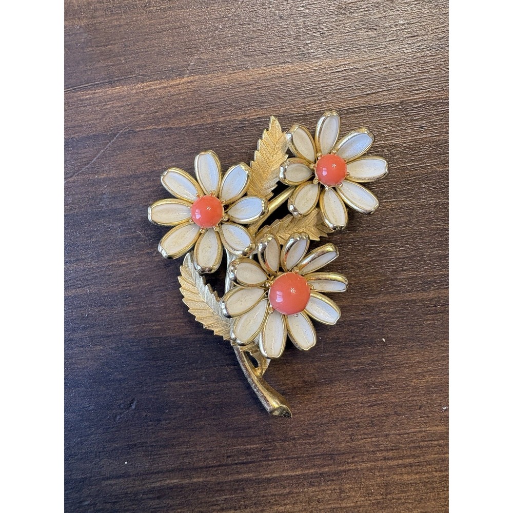 Vintage Crown Trifari Signed Coral‎ Milk White Glass Gold Tone Flower Brooch